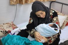 Rodit ve stanech a bez lékařské pomoci. Osud těhotných žen v Pásmu Gazy